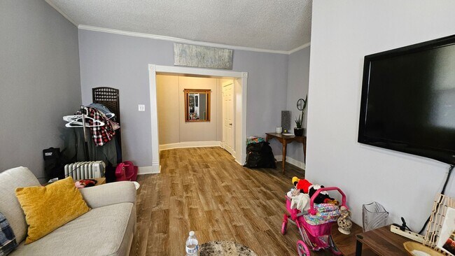 Building Photo - Nicely Updated 4 Bedroom Duplex, Portsmout...