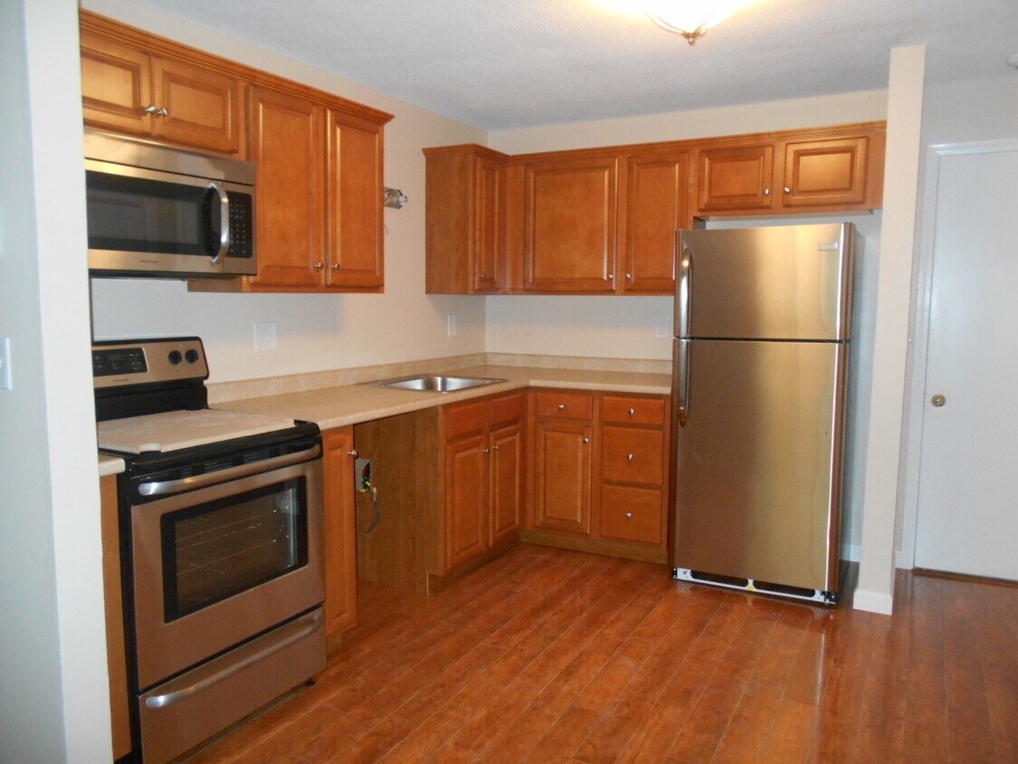 Foto principal - Londonderry Garden Condo- Available NOW!