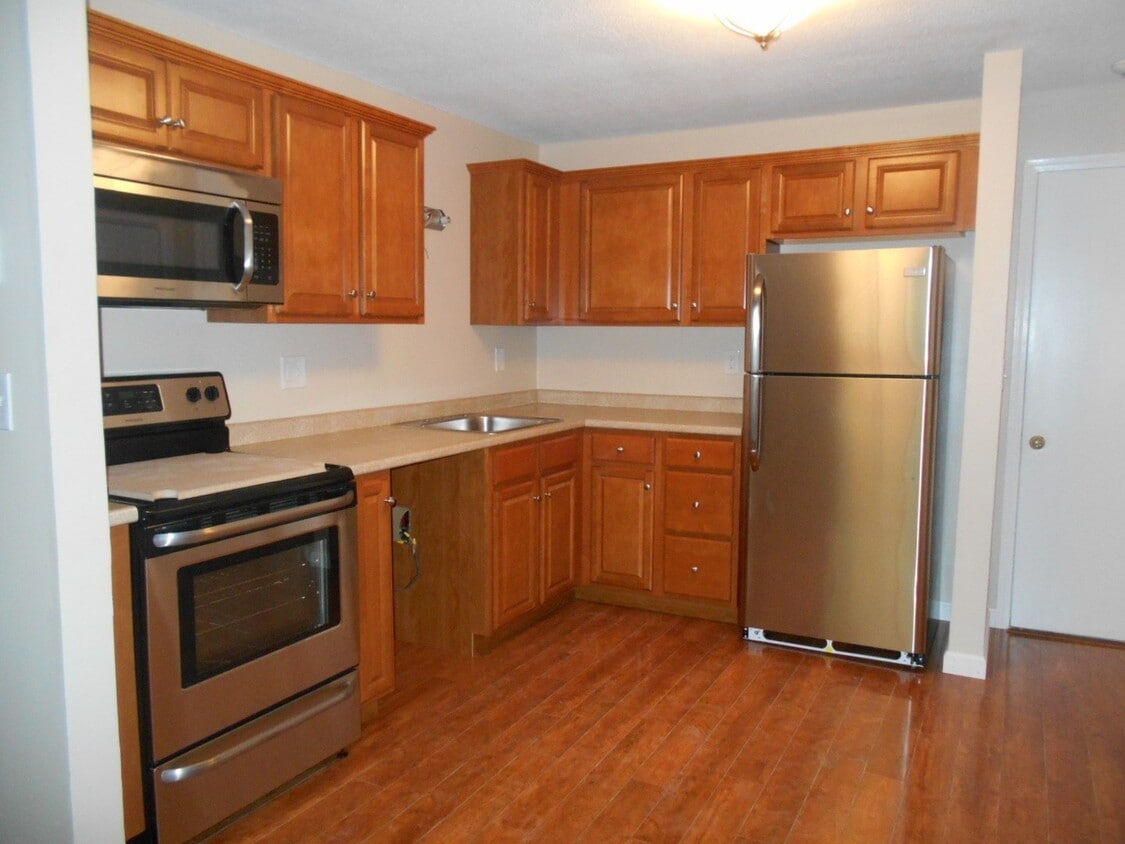 Primary Photo - Londonderry Garden Condo- Available NOW!