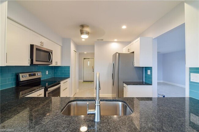 Building Photo - 1915 W Lakeview Blvd