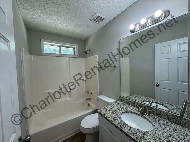 Foto del edificio - 3 bedroom 2 bathroom home in Charlotte!