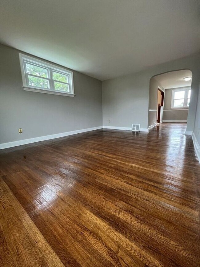 Building Photo - Beautiful 3 Bedroom 1.5 Bath in Clifton He...
