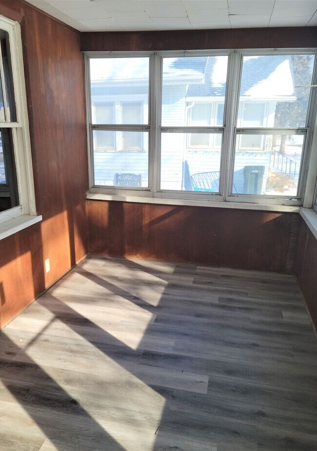 Building Photo - FOR RENT- 1016 W 7th St *PETS OK*