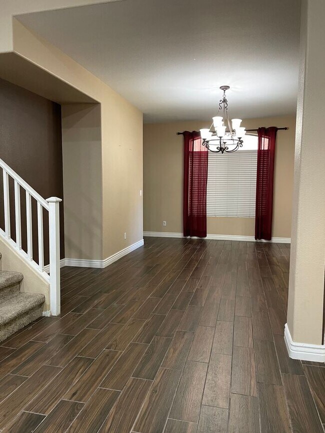Building Photo - 4 Bed/2.5 Bath Stunner in North Phoenix!!