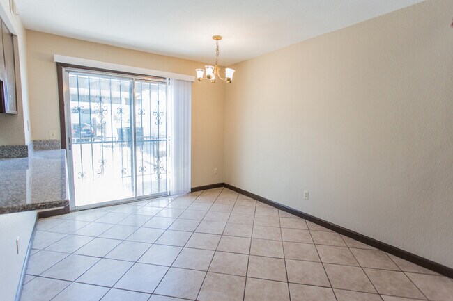 Foto del edificio - Great 2 Bedroom 1.5 Bath Townhome in Henderson
