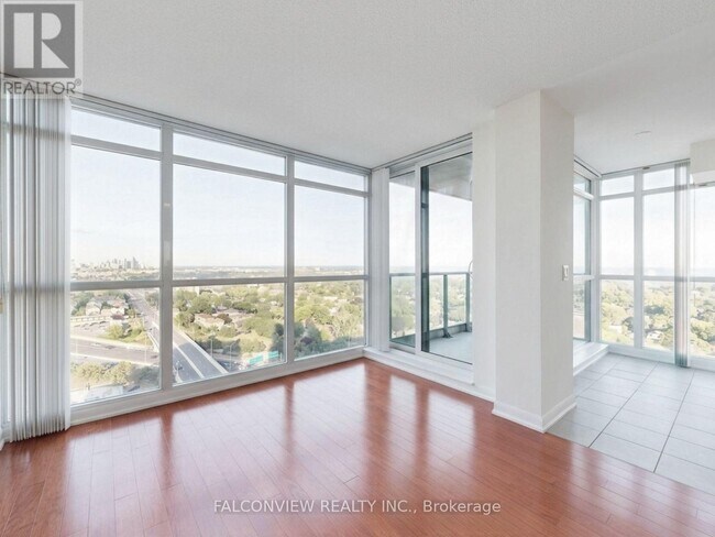 Photo du bâtiment - 215 Sherway Gardens Rd