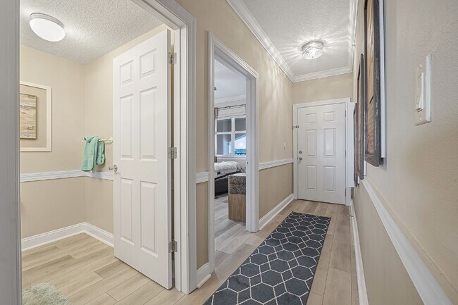 Foto del edificio - Available for a 7-12 month lease, Unit 208 has a beautiful oceanfront setting.