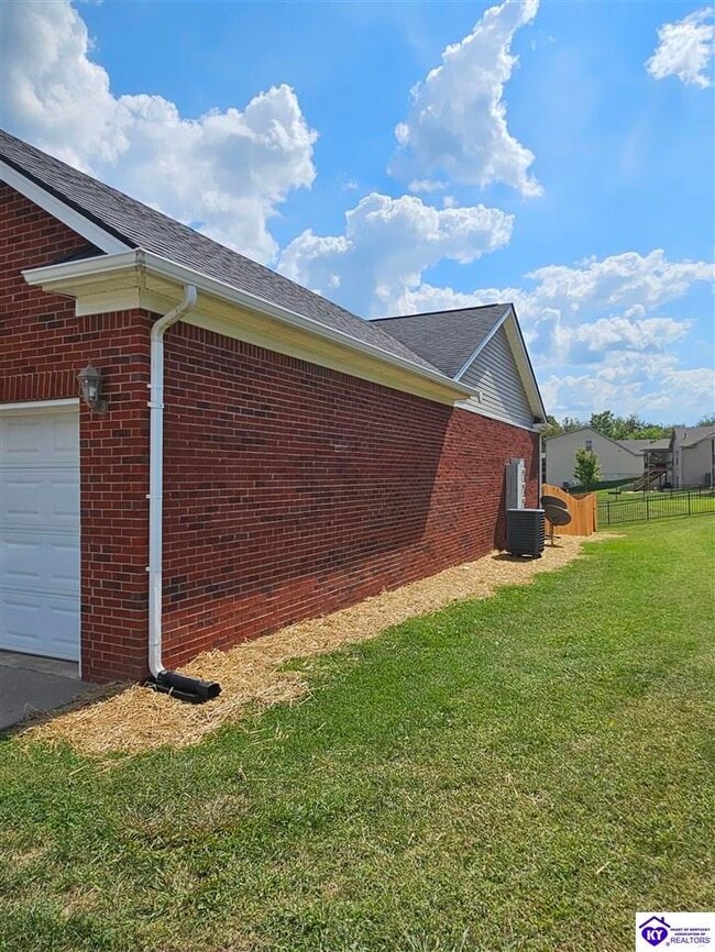 Building Photo - 118 Twin Lakes Dr