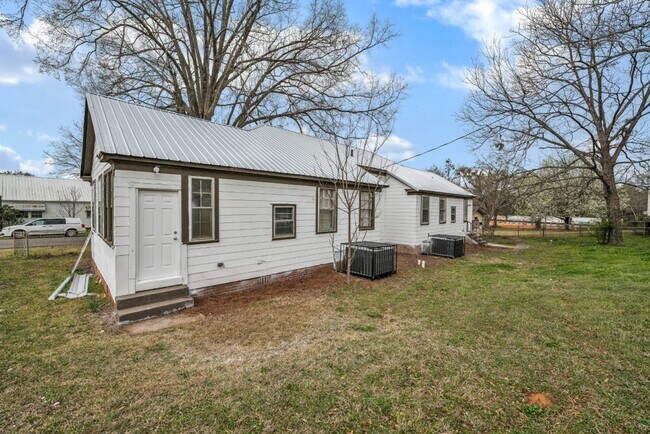 Foto del edificio - Spacious 2-Bedroom Duplex in Talladega – M...