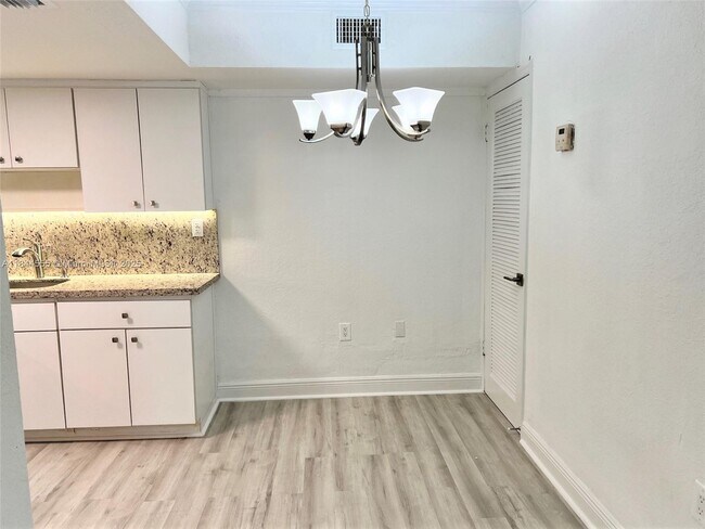 Foto del edificio - 636 NE 63rd St