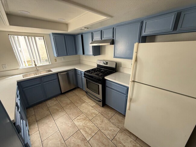 Foto del edificio - Spacious 3 Bed / 2.5 Bath Townhome in Prime San Gabriel Location