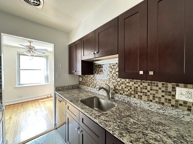 Foto del edificio - 3710 N Pine Grove Ave