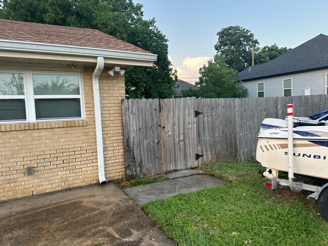 Building Photo - 209 Cougar Dr