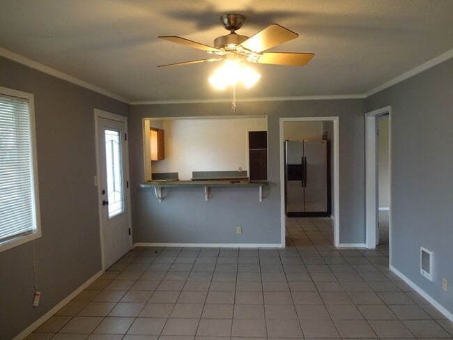 Building Photo - Price Drop - Cute & Convenient Springfield Home.