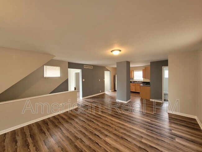 Building Photo - 319 Superior Dr