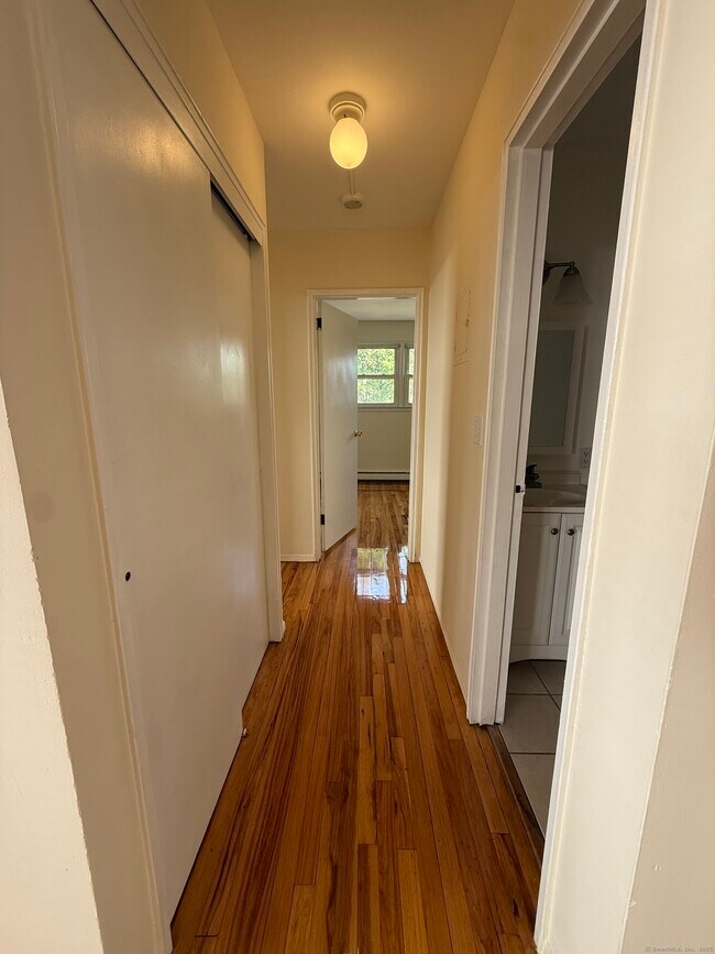 Foto del edificio - 324 Strawberry Hill Ave