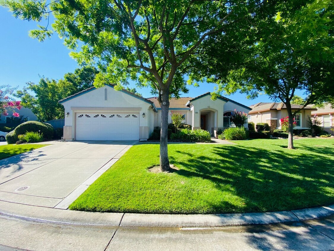 Foto principal - Absolutely Beautiful Home in 55+ Community