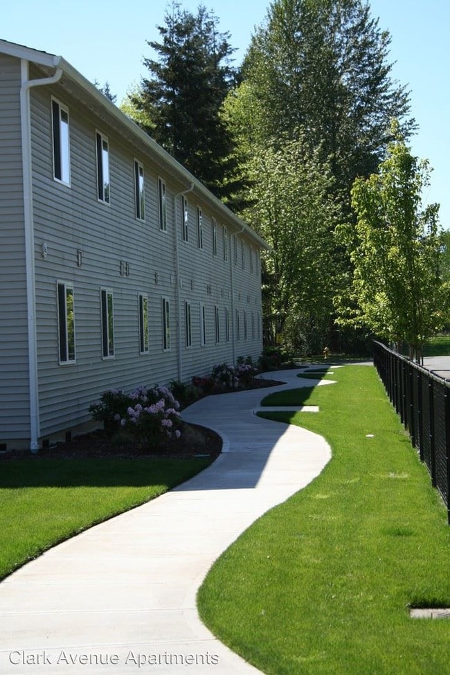 Building Photo - 419 SE Clark Ave