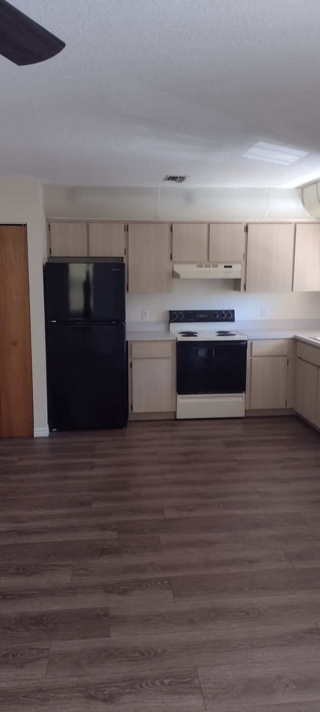 Building Photo - 7420 Pond Cir