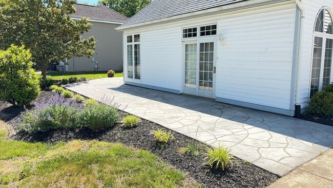 Building Photo - Nice Three-bedroom Two Car Garage corner lot