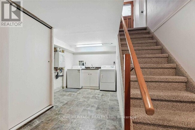 Building Photo - 115 Albert St N