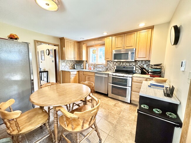 GRANITE KITCHEN COUNTERTOP - 990 Cherry St