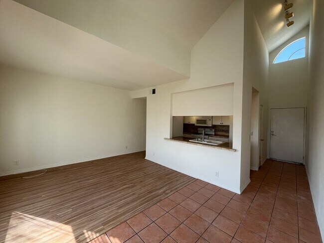 Foto del edificio - Upgraded 2+2 w/in-unit laundry + water + t...