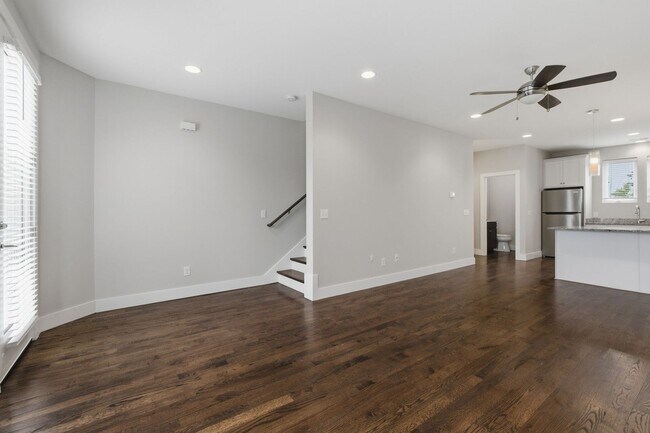 Building Photo - Modern 2 Bedroom Townhouse