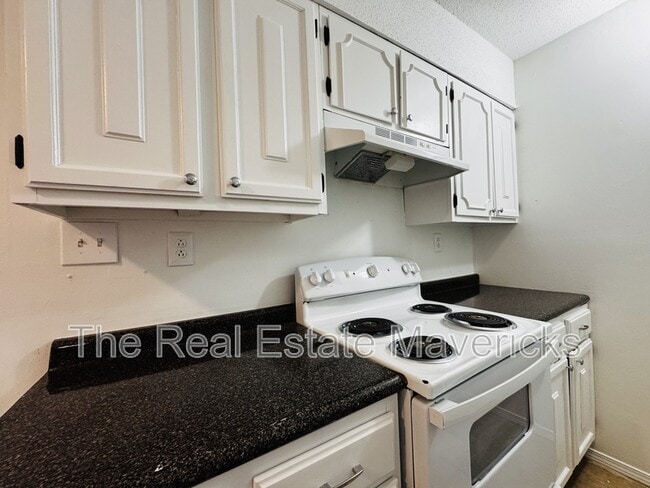 Building Photo - 925 Shallowford Rd