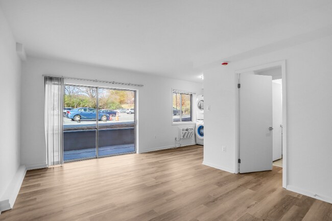 Foto del edificio - 4465 MacArthur Blvd NW