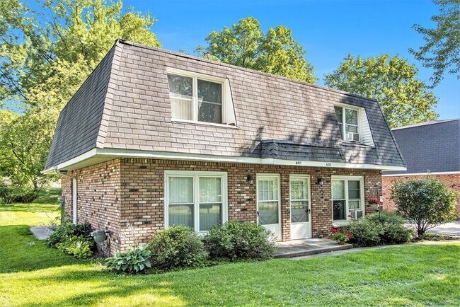 Building Photo - $1250 /2-bedr/1.5 bath town house duplex; tenant pays only electric (Kalamazoo)