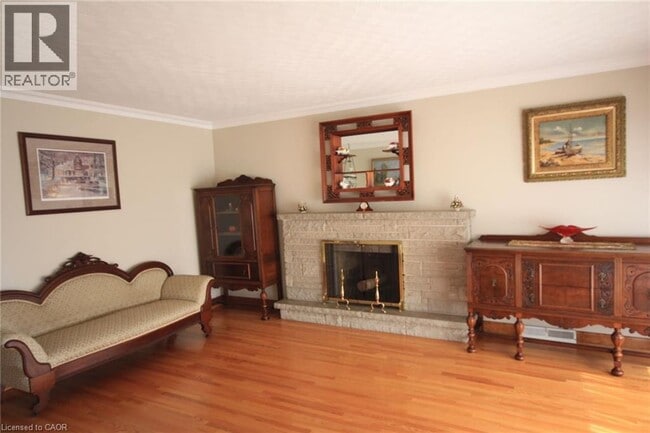 Building Photo - 730 Garth St