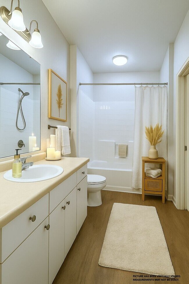 Foto del edificio - 2x2 New flooring throughout! Updated, spacious, bright and comfortable with balconette!