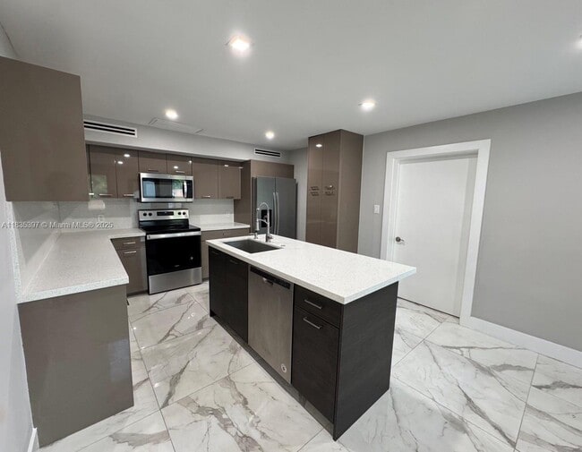 Building Photo - 15011 Coconut Ct