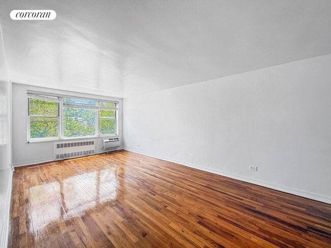 Building Photo - 2600 E 21st St