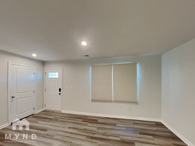 Building Photo - 725 Point Andrews Dr SW