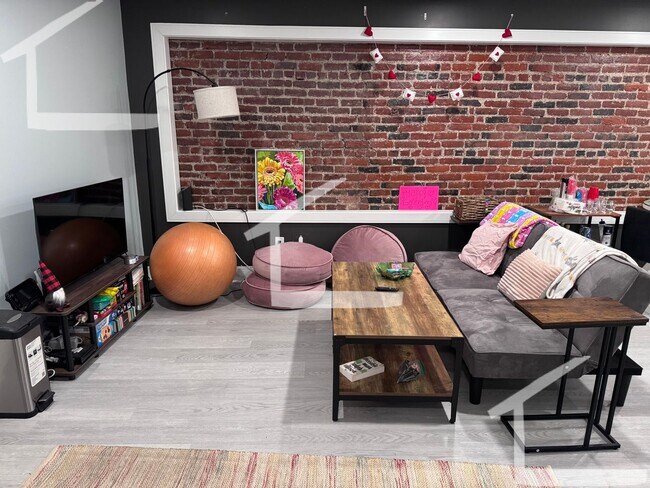 Building Photo - Charming 3 Bedroom-No Broker Fee