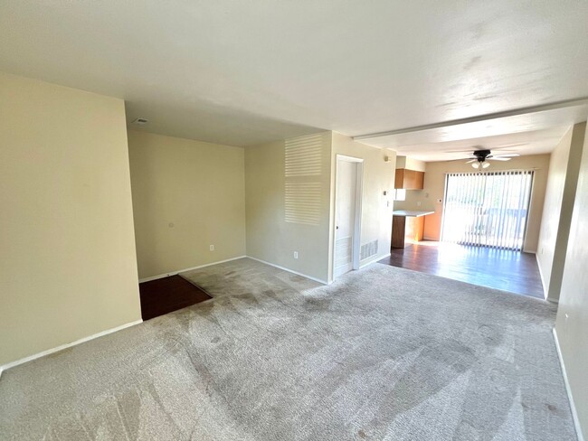 Building Photo - Adorable 2 Bedroom 1 Bath 2bd Floor Condo ...