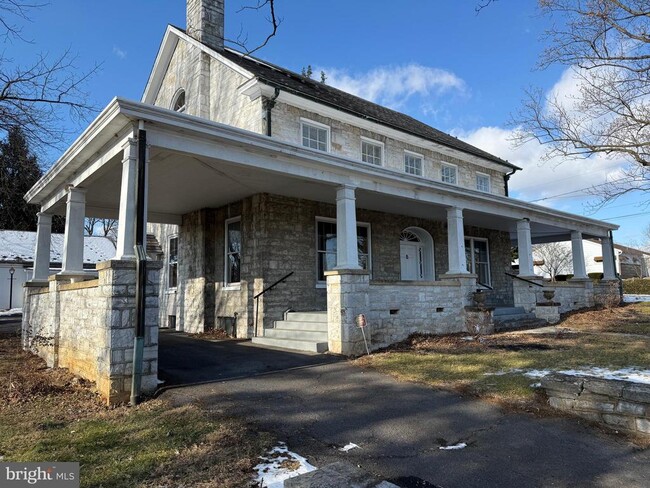 Building Photo - 135 Fort Loudon Rd