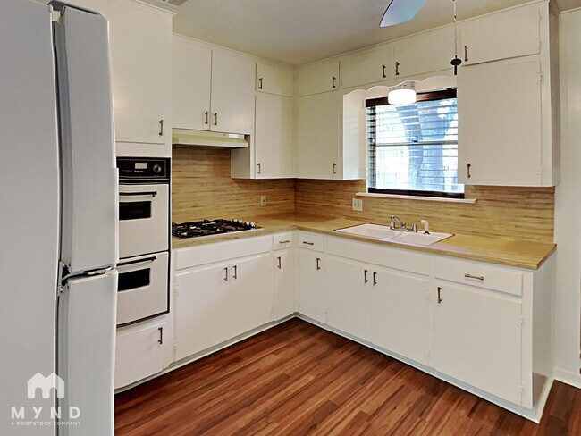 Foto del edificio - 4802 Hilldale Dr