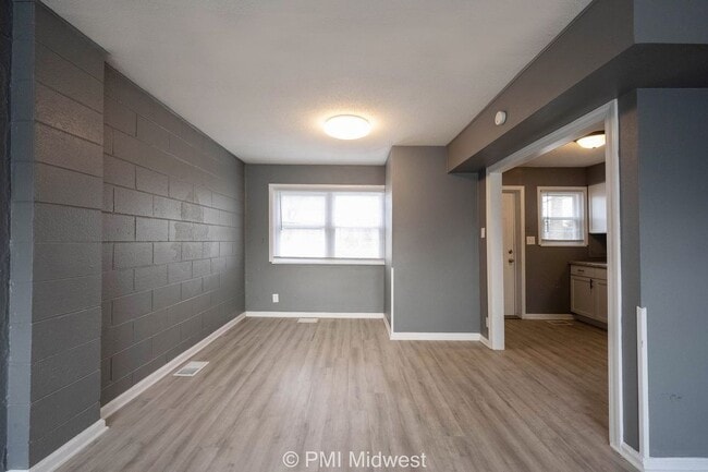 Building Photo - Cozy 2 Bedroom Apartment in Indianapolis w...