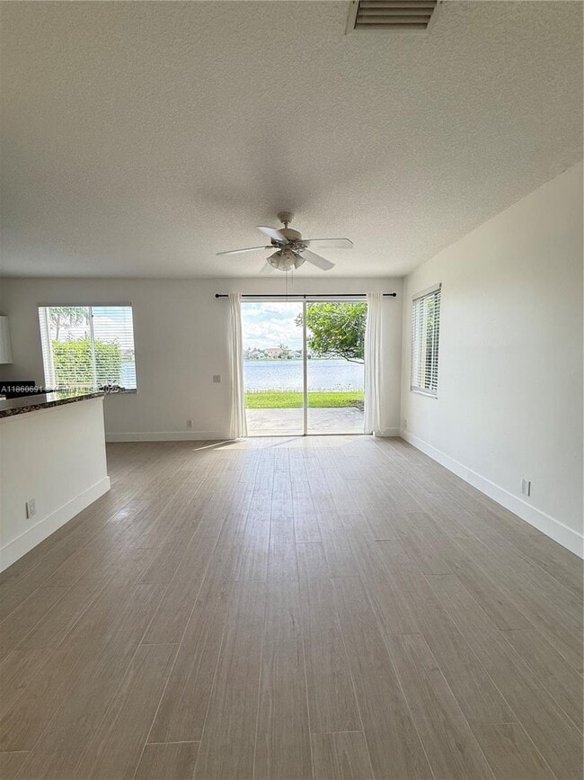 Building Photo - 1421 Presidio Dr