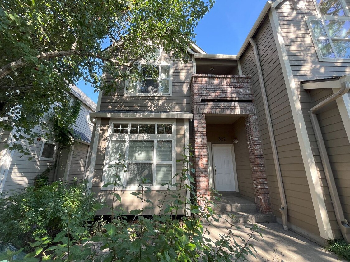 Foto principal - Comfort Meets Style in This Inviting 3-Bed...