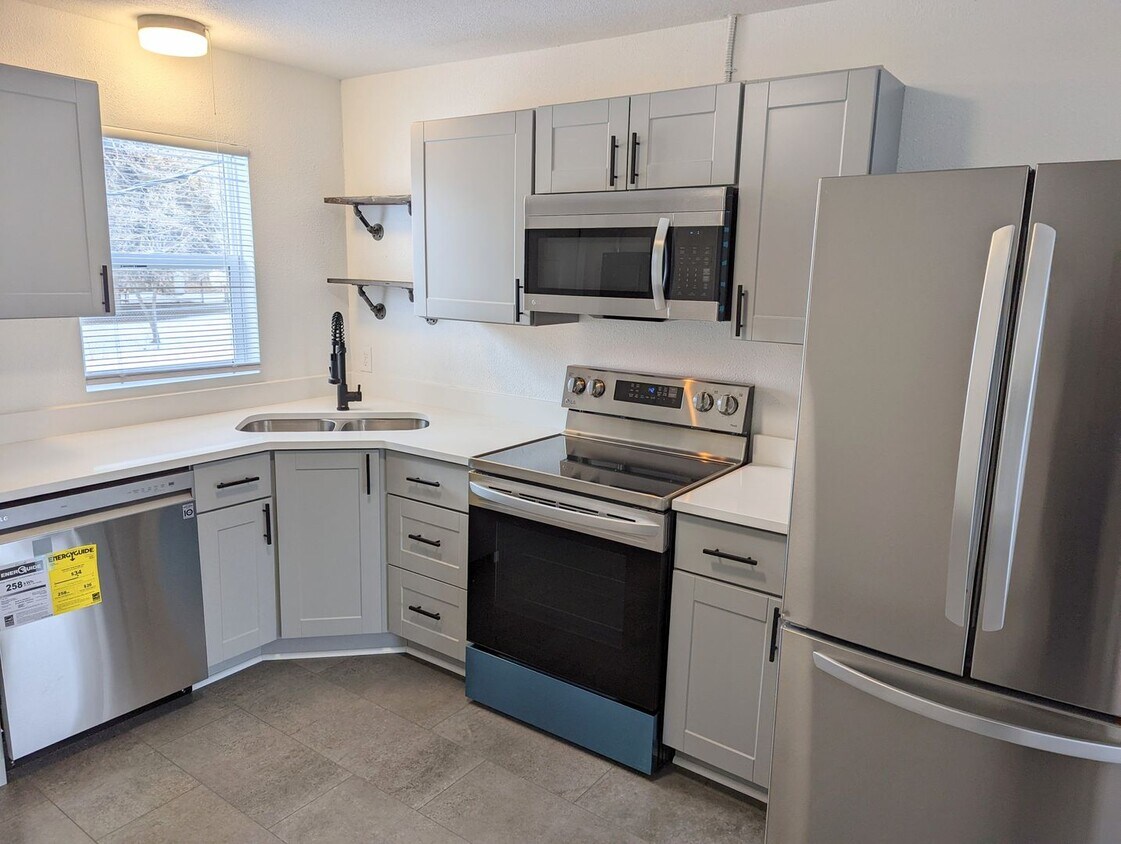 Primary Photo - Newly Updated 2-Bed 2-Bath Apartment in Gr...