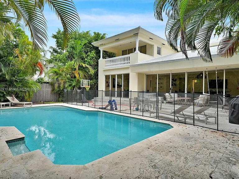 Primary Photo - 5555 La Gorce Dr