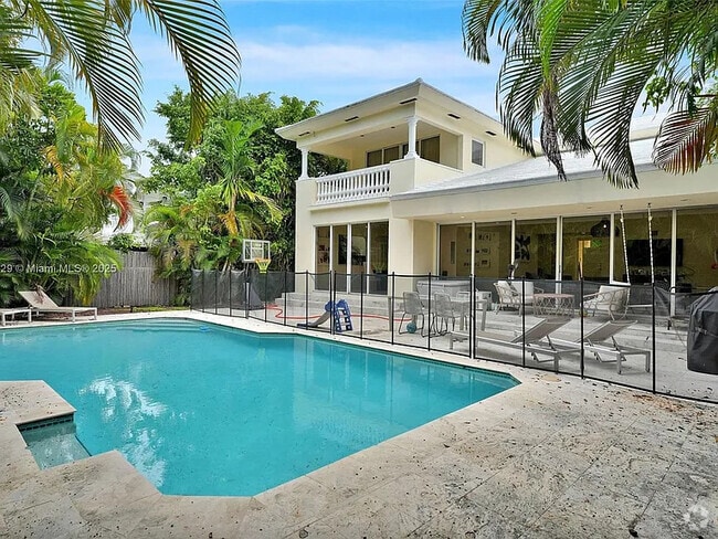 Building Photo - 5555 La Gorce Dr