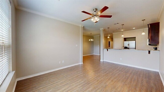 Foto del edificio - 2023 Harvey Mitchell Pkwy S