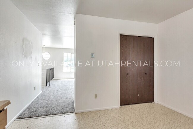 Foto del edificio - 255 E Center St