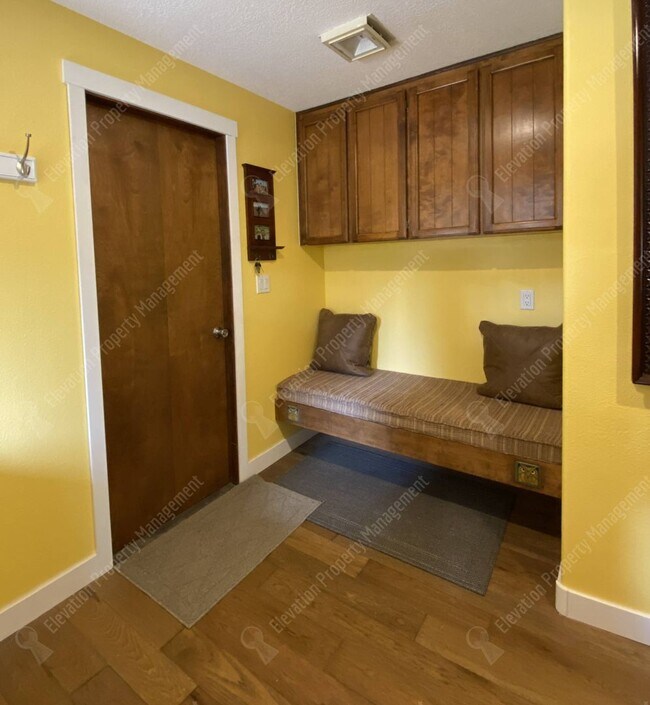 Foto del edificio - Spacious 2 BR Bend Home in Forested Cul-de...