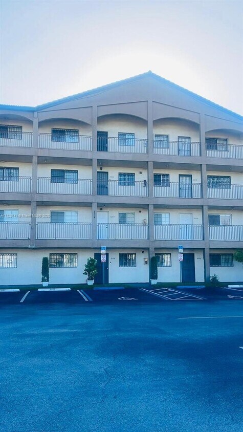 Foto principal - 8851 NW 119th St